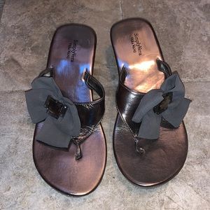 Simply Vera Wang silver bow wedge sandals size 8